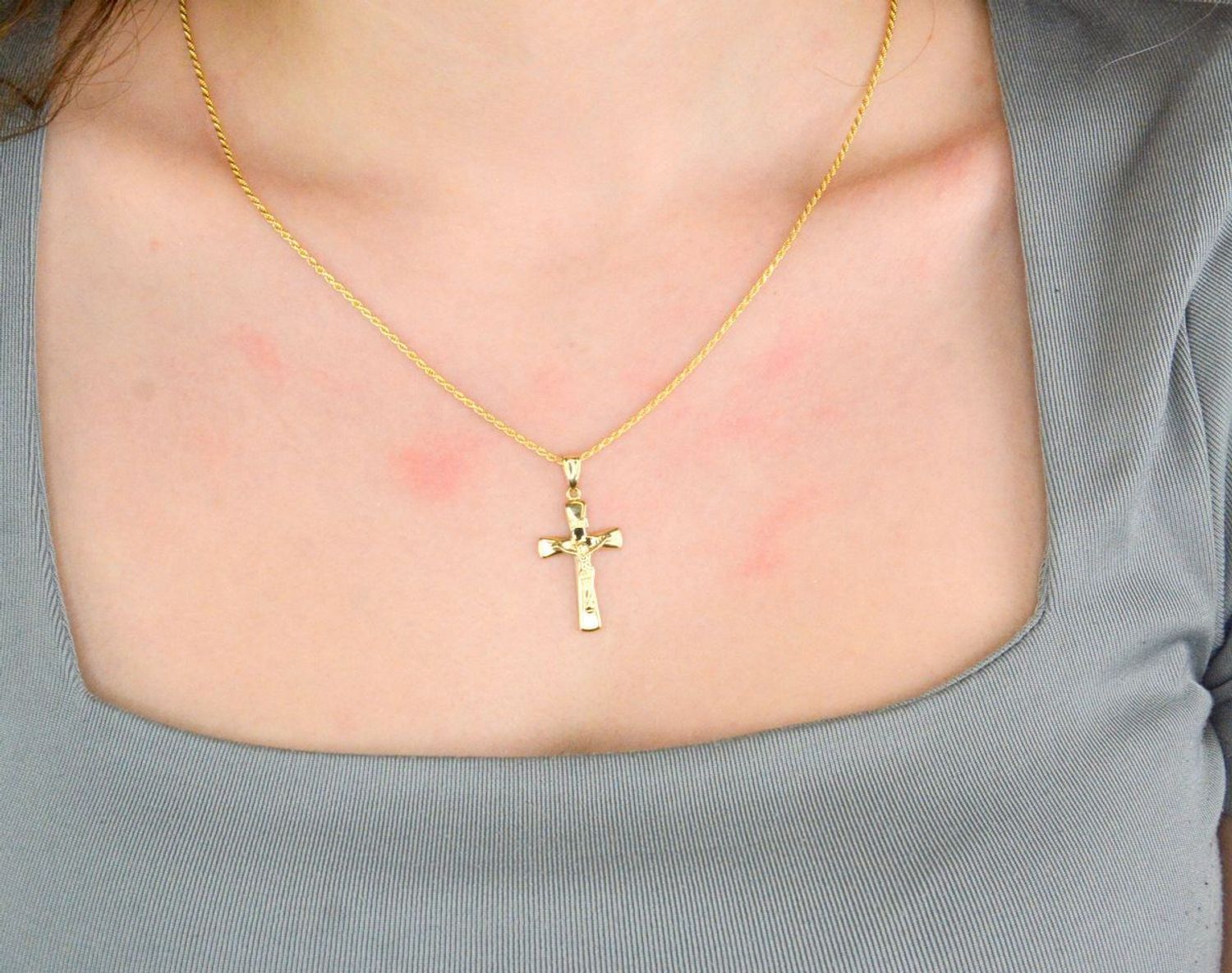 Zawieszka złota krzyż próba 375, ZA 3031A 375 Złoty wisiorek krzyżyk, wykonany z żółtego złota. Biżuteria sakralna. Wisiorek wykonany z największą starannością i dbałością o 1.jpg